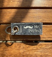 Schlüsselanhänger Filz Aufschrift Mr.Perfekt Schnurbart stabilem Ring 7cm lang