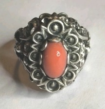 Alter Ring mit rotem Stein aus