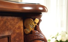 Klassische Italienische Anrichte Holz Nussbaumfarbe Blattgold Barock Details