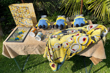 MINIONS Sammlung 3 Plüschfiguren Spiegel Ordner 2 Tassen Bürounterlage Decke
