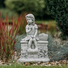 Mädchen auf mauer kinderfigur - mädchen,