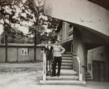 Limbach-Oberfrohna zartes Mädchen mit Brille steht mit Jungen Wendeltreppe Foto