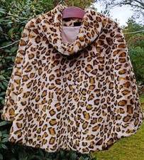 Cooler Webpelz-Poncho im