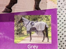 QHP Fliegen Ausreitdecke mit Halsteil und FransenGr. 125 cm, neu