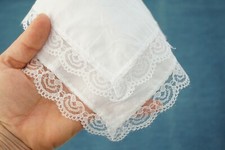 Weißes Stofftaschentuch mit
