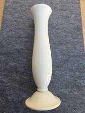 Schlichte, weiße Vase von der