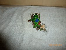 schöne Figur Frosch sitzt auf Liegestuhl mit Zigarre und Buch in der Hand