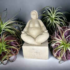Yoga dame auf sockel - dame,