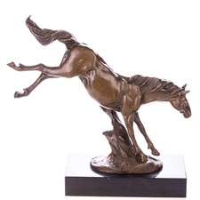 Bronzeskulptur eines Pferdes auf schwarzem Marmorsockel nach Pierre Jules Mêne