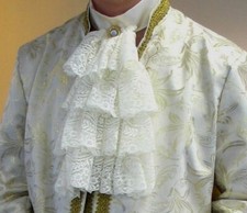 Spitzenjabot mit Schmuckknopf