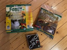 Terrarium-Zubehör, Pumpe, Nebler, und Pinienrinde, Konvolut