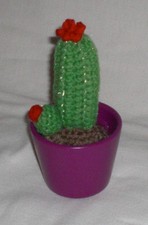 Kleiner Kaktus Pflanze Deko Handarbeit im Keramiktopf lila
