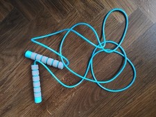 Kinder Kunststoff Springseil Türkis blau, max. ca 2,35 m lang (inkl. Holz Griff)