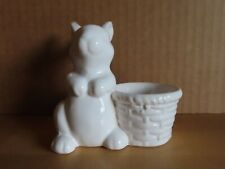 Figur Hase weiß mit Eierbecher sieht aus wie ein Korb/ Ca.10cm hoch