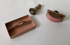 Antike Stifablage und Tintentrockner aus Zinn und Petschaft  für die Puppenstube