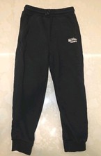 schwarze Jogginghosen der