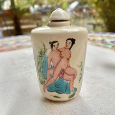 Asiatisches kleine Vintage Vase aus Porzellan mit erotischem Motiv