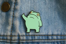 Frosch Mittelfinger Emaille