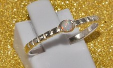 massiv Sterling Silber 925 zierlicher Beisteckring mit einem synth. Opal White