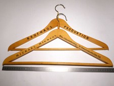 60er J. 2 x Bügel Holz Kaufhaus Produktion / Michael Mientus Bln. Charlottenburg