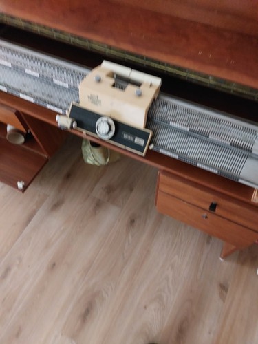 Schrank-Strickmaschine