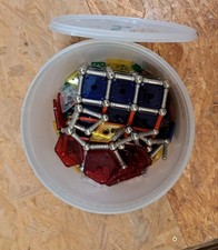 Eimer mit Geomag Teilen