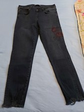 Zara  Jeans Gr. 40   fransiges Beinende Löcher Blumen   sehr gut erhalten