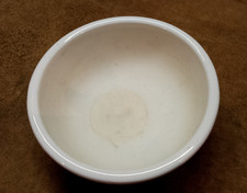 alter Mörser aus Porzellan