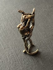 Frau mit Schlangen aus Messing