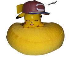 Pokemon Figur schlafendes Pikachu Ash`s Mütze mit Mini Sitzsack wie Neu