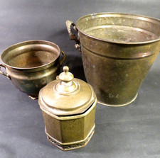 Messing Blech Konvolut 2 x Blumen-Töpfe, 1 x Deckelschatulle, alle wohl älter 