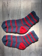 Selbst gestrickte Wollsocken