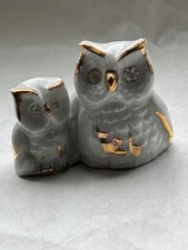 sitzende Eule mit junger Eule in weiß-gold, 4,5 cm