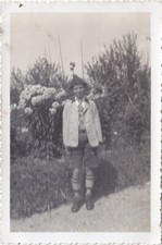 altes Original Foto , Junge in Lederhose mit Hut. um 1940.  ( D 1 )