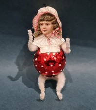 Kuriose Christbaumkugel mit Chenille-Gliedmaßen, Watte-Kopf und Papiergesicht