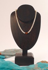 Schmuckbüste aus Holz, oval