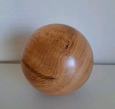 gedrechselte Holzkugel aus