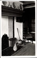 Foto Ak Stube mit Kamin, Teller auf dem Sims, Krug - 4154180