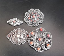 Alte Brosche aus Silberfiligran, geprüftes Silber mit Korallen Besatz