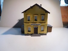 Gebäude Bahnbetriebswerk mit Schuppen und Fahrradständer, fertig montiert.