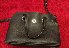 schwarze Umhängetasche von