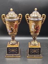 2 Wiener Vasen mit Deckel. Kobalt mit Gold um 1900.