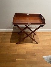Eleganter Butler’s Tray Table – Klappbarer Serviertisch aus Holz