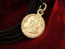 Drachenfels Design kleiner Anhänger Drachenmotiv  925 Sterlingsilber am Lederban