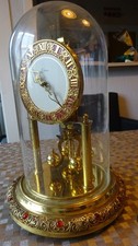 Schöne mechanische Drehpendeluhr von der Fa. Kern mit Glassturz