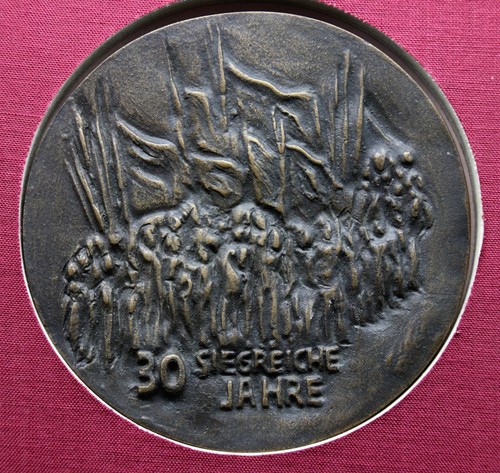 Ddr bronze plakette signiert - ddr,
