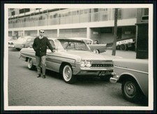 Foto - Oldtimer Oldsmobile Starfire 1961 US Car  Mann am Auto Amerika Feeling V8