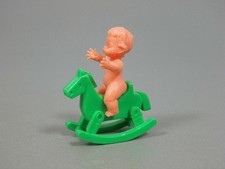 BABYS: Baby mit Schaukelpferd klein (grün)