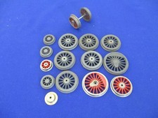 G5649) Modelleisenbahn Spur 0 :  Lok Räder    Konvolut 