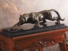 Dekorative Bronzefigur „Panther“ – Raubkatze Skulptur auf Marmor | 40 cm